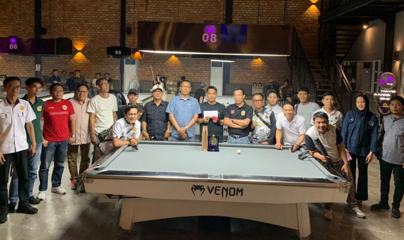 Ketua PWI Lampung Wirahadikusumah poto bersama  dengan Peserta dan Juara Turnamen Bilyard SIWO Cap PWI Lampung  
(Dok SIWO PWI Lampung).