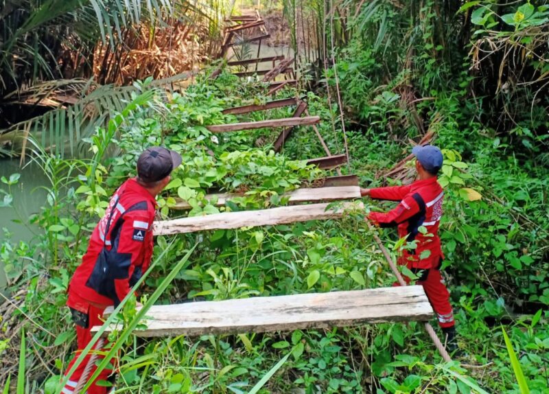 Poto: Gubernur Lampung turun langsung melihat kondisi Jembatan Gantung Tampang Muda di Kecamatan Pematang Sawa, Tanggamus. 