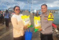 Bhabinkamtibmas Desa Pulau Sebsi Aipda Dani Meydinistira, SH saat menyerahkan beras kepada warga setempat (poto Isr).