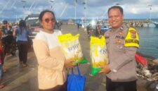 Bhabinkamtibmas Desa Pulau Sebsi Aipda Dani Meydinistira, SH saat menyerahkan beras kepada warga setempat (poto Isr).