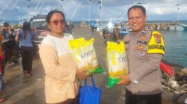 Bhabinkamtibmas Desa Pulau Sebsi Aipda Dani Meydinistira, SH saat menyerahkan beras kepada warga setempat (poto Isr).