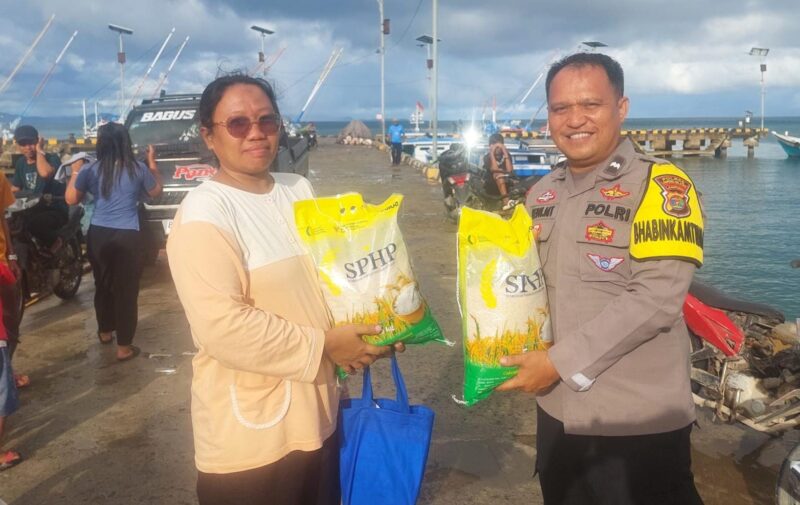 Bhabinkamtibmas Desa Pulau Sebsi Aipda Dani Meydinistira, SH saat menyerahkan beras kepada warga setempat (poto Isr).
