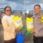 Bhabinkamtibmas Desa Pulau Sebsi Aipda Dani Meydinistira, SH saat menyerahkan beras kepada warga setempat (poto Isr).