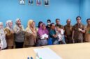 Petugas Dinas kesehatan Lamsel saat mengunjungi Randi Aditia (Ist).