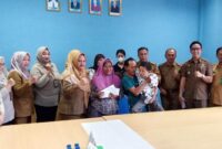 Petugas Dinas kesehatan Lamsel saat mengunjungi Randi Aditia (Ist).