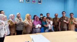 Petugas Dinas kesehatan Lamsel saat mengunjungi Randi Aditia (Ist).