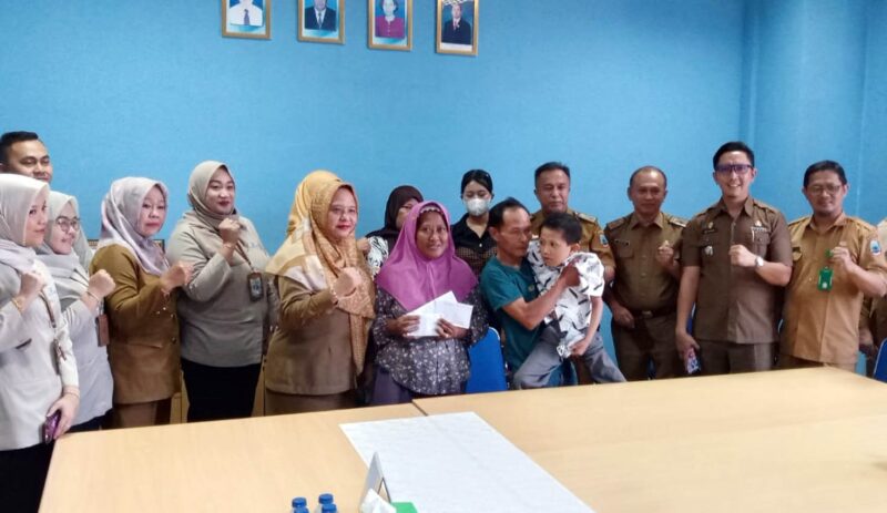 Petugas Dinas kesehatan Lamsel saat mengunjungi Randi Aditia (Ist).