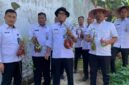 Kepala Lapas Kalianda Beni Nurrahman, panen matang hasil produksi warga binaan. (Foto.Dok.Lapas Kalianda)