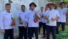 Kepala Lapas Kalianda Beni Nurrahman, panen matang hasil produksi warga binaan. (Foto.Dok.Lapas Kalianda)