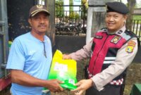 Anggota samapta Polres Lamsel Saluekan beras kepada masyarakat ( ist).