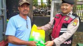 Anggota samapta Polres Lamsel Saluekan beras kepada masyarakat ( ist).
