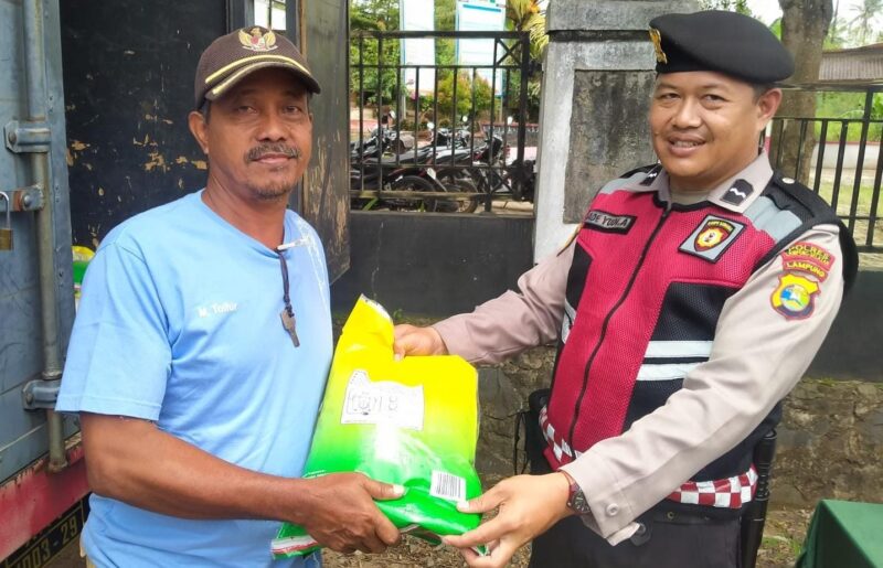 Anggota samapta Polres Lamsel Saluekan beras kepada masyarakat ( ist).