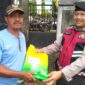 Anggota samapta Polres Lamsel Saluekan beras kepada masyarakat ( ist).
