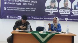 Djuhardi saat memimpin Pelatihan Menulis Puisi dan Alih Bahasa di Kampus UMKO, Kamis (18/9/2025).