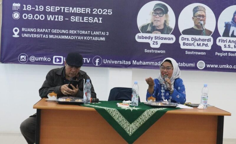 Djuhardi saat memimpin Pelatihan Menulis Puisi dan Alih Bahasa di Kampus UMKO, Kamis (18/9/2025).