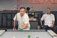 Ketua POBSI Lampung Taufan Aditya Irana Saat mencoba meja bilyar  Faxi Billiard and Coffee yang baru diresmikan (poto Lim).