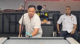 Ketua POBSI Lampung Taufan Aditya Irana Saat mencoba meja bilyar  Faxi Billiard and Coffee yang baru diresmikan (poto Lim).