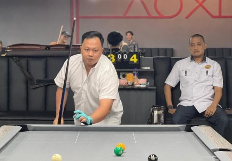 Ketua POBSI Lampung Taufan Aditya Irana Saat mencoba meja bilyar  Faxi Billiard and Coffee yang baru diresmikan (poto Lim).
