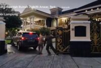 POTO: Tampak Mobil Rombongan Kejati Lampung memasuki Pekarangan Rumah Milik Orang Tua Dendi Ramadhona mantan Bupati pesawaran (Ist).