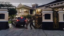 POTO: Tampak Mobil Rombongan Kejati Lampung memasuki Pekarangan Rumah Milik Orang Tua Dendi Ramadhona mantan Bupati pesawaran (Ist).