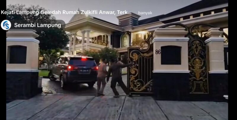POTO: Tampak Mobil Rombongan Kejati Lampung memasuki Pekarangan Rumah Milik Orang Tua Dendi Ramadhona mantan Bupati pesawaran (Ist).