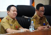 Sekdaprov Marindo Kurniawan saat rapat Evaluasi Pencapaian Pajak Kendaraan Bermotor (PKB) dan Bea Balik Nama Kendaraan Bermotor (BBNKB) Tahun 2025 (Dok Diskoninfo Provinsi Lampung).
