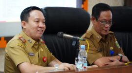 Sekdaprov Marindo Kurniawan saat rapat Evaluasi Pencapaian Pajak Kendaraan Bermotor (PKB) dan Bea Balik Nama Kendaraan Bermotor (BBNKB) Tahun 2025 (Dok Diskoninfo Provinsi Lampung).