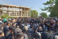 Bupati Lampung Selatan Radityo Egi Pratama bersama jajaran DPRD Lamsel duduk bareng dengan para mahasiswa dalam aksi unjukrasa, Senin, 1 September 2025. (Foto.Juwantoro)