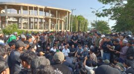 Bupati Lampung Selatan Radityo Egi Pratama bersama jajaran DPRD Lamsel duduk bareng dengan para mahasiswa dalam aksi unjukrasa, Senin, 1 September 2025. (Foto.Juwantoro)