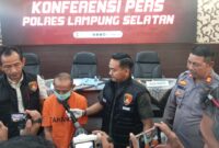Satu pelaku pencurian dengan kekerasan tengah diwawancarai, dalam Konfrensi Pers Polres Lampung Selatan, Kamis, 4 September 2025. (Foto.Juwantoro)
