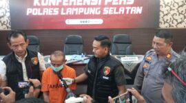 Satu pelaku pencurian dengan kekerasan tengah diwawancarai, dalam Konfrensi Pers Polres Lampung Selatan, Kamis, 4 September 2025. (Foto.Juwantoro)