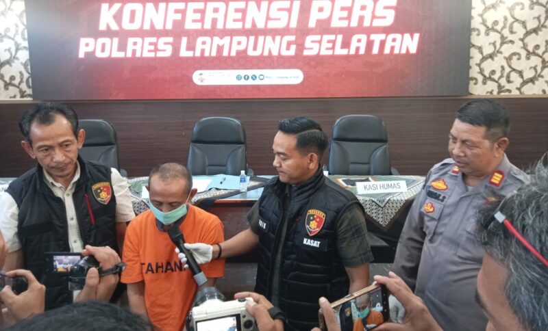 Satu pelaku pencurian dengan kekerasan tengah diwawancarai, dalam Konfrensi Pers Polres Lampung Selatan, Kamis, 4 September 2025. (Foto.Juwantoro)