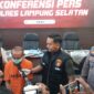 Satu pelaku pencurian dengan kekerasan tengah diwawancarai, dalam Konfrensi Pers Polres Lampung Selatan, Kamis, 4 September 2025. (Foto.Juwantoro)