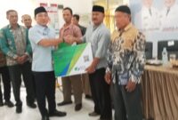 Wakil Bupati Lampung Selatan M.Syaiful Anwar serahkan kartu BPJS kepada pekerja sektor perkebunan sawit. (Foto.Juwantoro)
