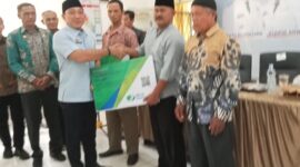 Wakil Bupati Lampung Selatan M.Syaiful Anwar serahkan kartu BPJS kepada pekerja sektor perkebunan sawit. (Foto.Juwantoro)
