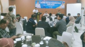 Kabid Pengawasan DPMPPTSP Lampung Selatan Ade Ikhsan tengah memberikan sambutan dalam kegiatan bimtek, Rabu, 24 September 2025. (Foto.Ist)