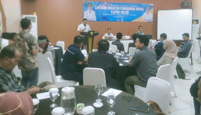 Kabid Pengawasan DPMPPTSP Lampung Selatan Ade Ikhsan tengah memberikan sambutan dalam kegiatan bimtek, Rabu, 24 September 2025. (Foto.Ist)