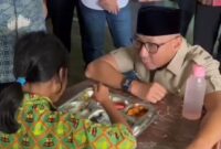 Poto: Gubernur Lampung Menyaksikan Siswa Sedang menyantap Makanan yang disajikan dari Dapur MBG ( ist).