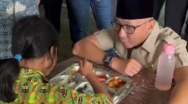 Poto: Gubernur Lampung Menyaksikan Siswa Sedang menyantap Makanan yang disajikan dari Dapur MBG ( ist).