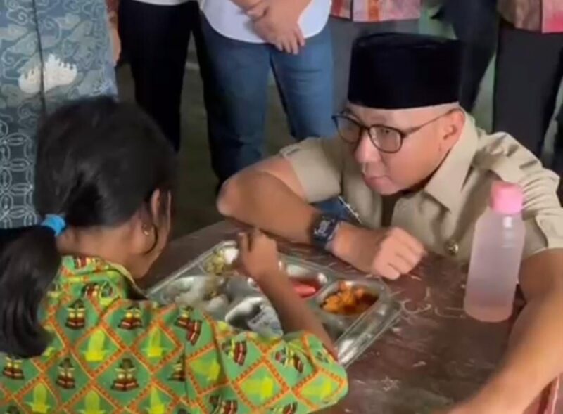 Poto: Gubernur Lampung Menyaksikan Siswa Sedang menyantap Makanan yang disajikan dari Dapur MBG ( ist).