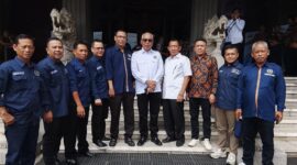 Poto: Ketua PWI Pusat Munir bersama Ketua PWI Lanpung, Dewan Penasehat, dan pengurus yang hadir di momen Pelantikan. ( lim)