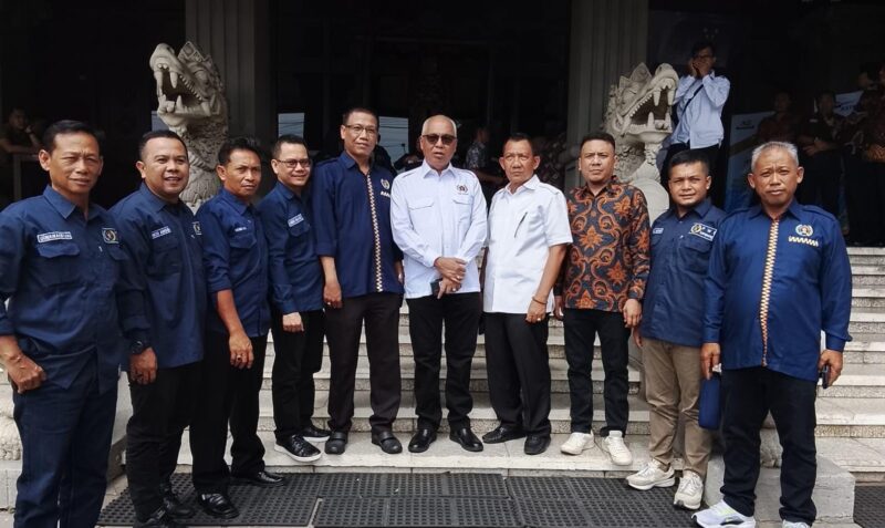 Poto: Ketua PWI Pusat Munir bersama Ketua PWI Lanpung, Dewan Penasehat, dan pengurus yang hadir di momen Pelantikan. ( lim)