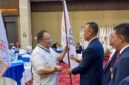 Poto: Ketua KONI Lampung, Tofik Hidayat, menyerahkan bendera petaka kepada ketua Ketua PBPI Lampung, H. Tomy Rianta Putra tanda masuknya PBPI di KONI Lampung ( ist ).
