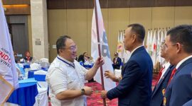 Poto: Ketua KONI Lampung, Tofik Hidayat, menyerahkan bendera petaka kepada ketua Ketua PBPI Lampung, H. Tomy Rianta Putra tanda masuknya PBPI di KONI Lampung ( ist ).