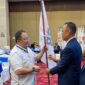 Poto: Ketua KONI Lampung, Tofik Hidayat, menyerahkan bendera petaka kepada ketua Ketua PBPI Lampung, H. Tomy Rianta Putra tanda masuknya PBPI di KONI Lampung ( ist ).