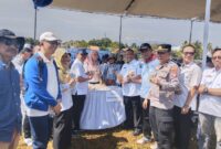 Plt Asisten Ekobang Setdakab Lamsel Wahidin Amin dan  Kepala Disdagprind Lamsel Hendra Jaya tengah menunjukan hasil olahan Dinas Perikanan yang dijual pada Operasi Pasar Murah, di Desa Hajimena, Natar. (Foto.Dok.Disdagprind Lamsel)