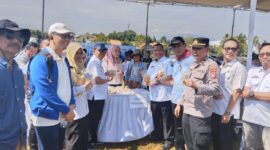 Plt Asisten Ekobang Setdakab Lamsel Wahidin Amin dan  Kepala Disdagprind Lamsel Hendra Jaya tengah menunjukan hasil olahan Dinas Perikanan yang dijual pada Operasi Pasar Murah, di Desa Hajimena, Natar. (Foto.Dok.Disdagprind Lamsel)