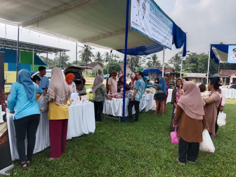 Operasi pasar murah di Desa Budi Lestari, Kecamatan Tanjungbintang diserbu kaum ibu, Jumat, 10 Oktober 2025 (foto.Dok.Disdagprind Lamsel)