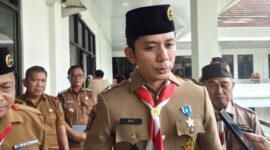 Bupati Lampung Selatan Radityo Egi Pratama, tengah diwawancarai usai melepas pramuka koncab jambore dareah