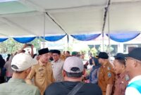 Wakil Bupati Lampung Selatan M.Syaiful Anwar tengah memantau operasi pasar murah di Lapangan Desa Merbau Mataram, Kecamatan Merbau Mataram, Selasa, 14 Oktober 2025. (Foto.Dok.Disdagprind Lamsel)